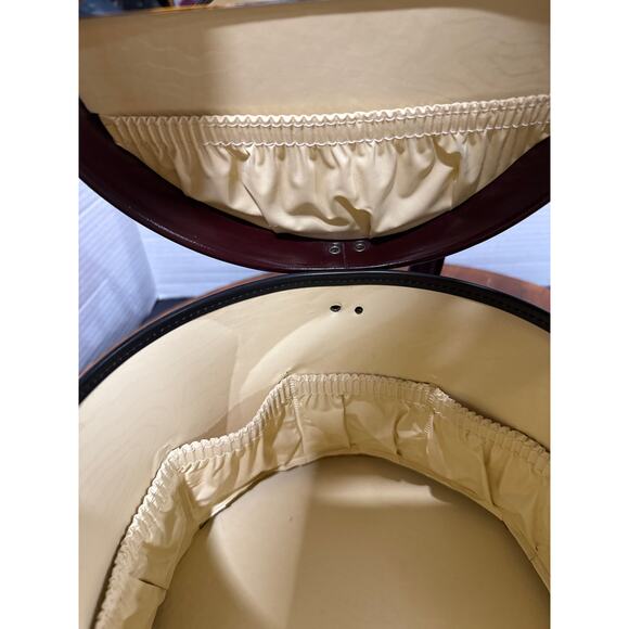 Vintage Mid Century Round Cosmetic Bag. - Picture 6 of 6